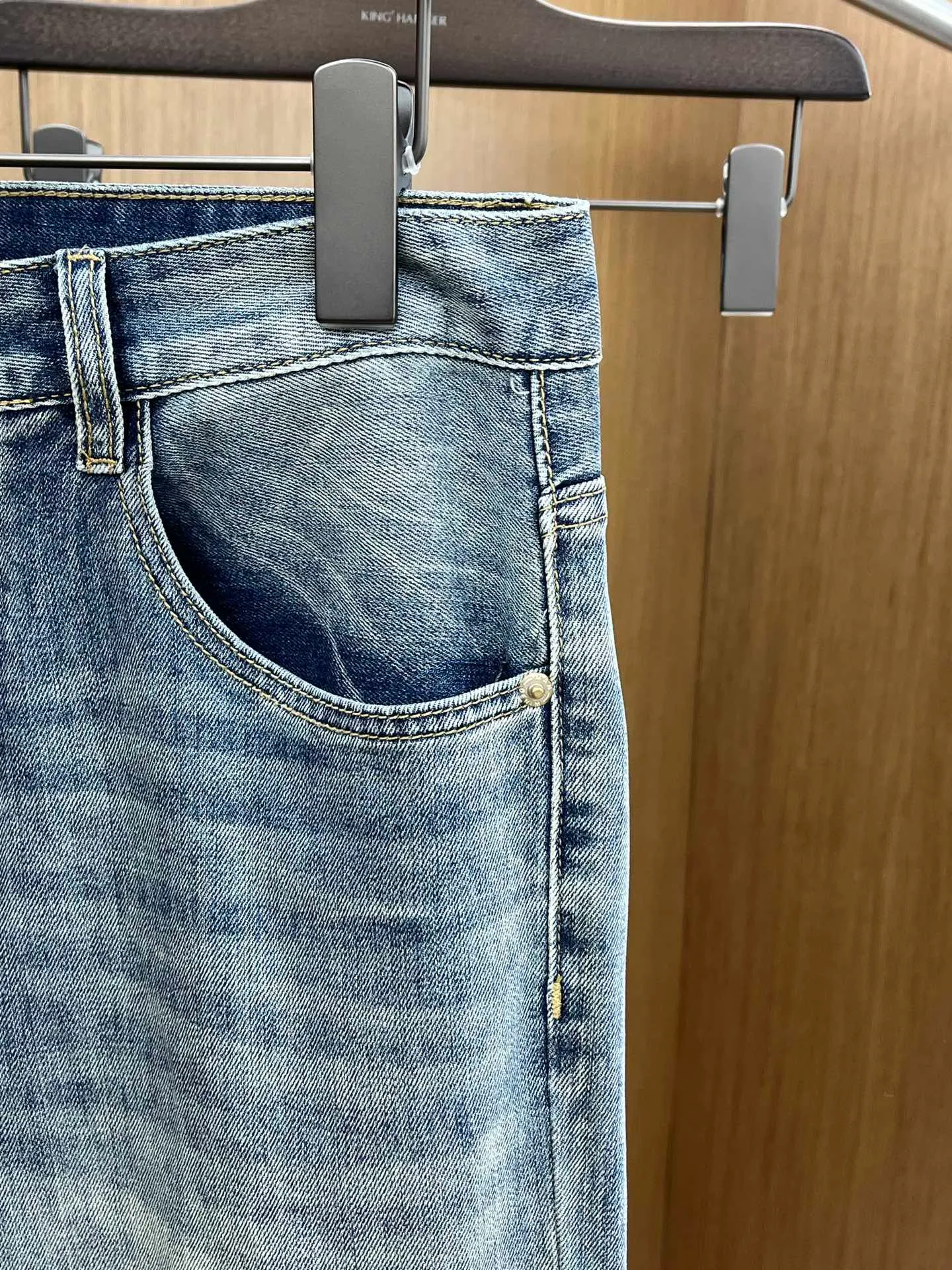 P250 Polo high-end customization 25ss spring and summer new style men's small straight original jeans Early spring new style super soft, stretch fabric, complex handicraft superposition, any washing process will turn into a completely different color effect if you stay for a few seconds longer, so it is more precious, especially durable and taste-resistant... Use the best elastic texture of tannins, genuine leather labels, high-end metal accessories... to create a unique and original jeans style! Original hardware accessories, super correct fit, comfortable and breathable, extremely high-grade, XD counter quality, handsome upper body. Code number: 28-38 no 35 37